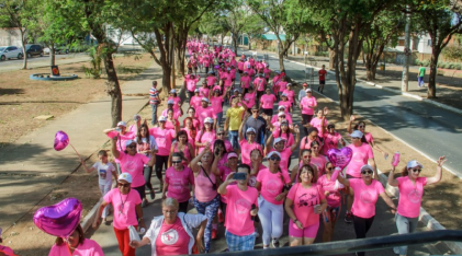 Imagens de pessoas correndo na corrida rosa